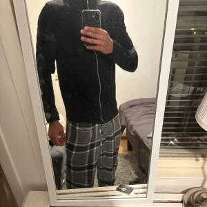 Svart tröja med dragkedja - Säljer en stilren svart tröja med dragkedja. Tröjan har långa ärmar och en enkel design som passar till många tillfällen. Perfekt för en avslappnad look. Har använt den någon enstaka gång