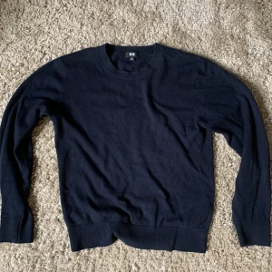 Mörkblå 100% kashmirtröja från Uniqlo - Tjena, jag säljer en 100% Kashmir Troja ifrån uniqlo pga växte ut den. Den är i storlek XXS men passar XS om man är runt 170,175. Inga defekter och i fint skick. Skriv vid frågor