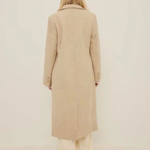 Beige kappa - Helt oanvänd beige kappa, passar perfekt nu till våren men även en kyligare sommar kväll! Färgen ser ut som bilderna ifrån hemsidan, svårt att ta upp på bild 