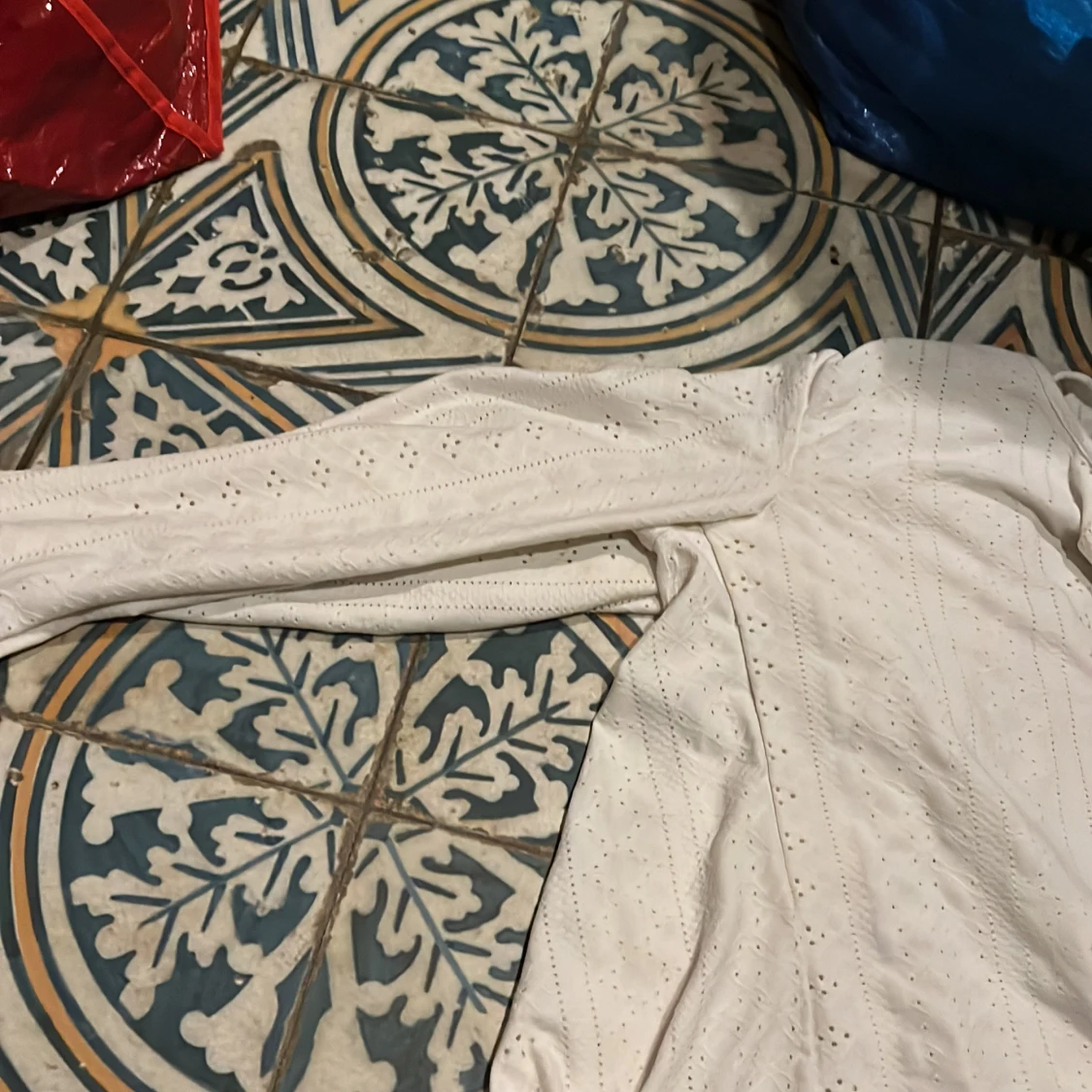 Vit blus med knappar - 90