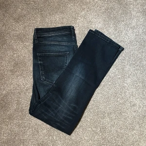 Jack and jones  - Jeans från Jack and jones. Storlek 30/32, köp för endast 399.. Modell Regular Fit/Clark. Hör av dig vid frågor eller funderingar!