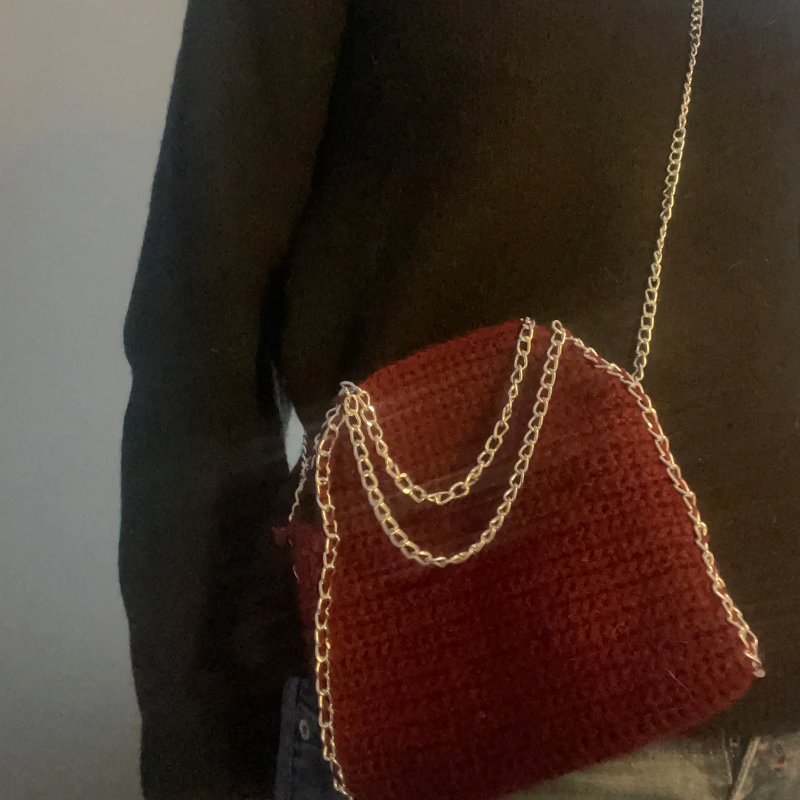 Vinröd stickad handväska med kedja - 90
