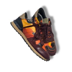 Valentino rockrunner  - Valentino rockrunner, storlek 43,5, skick 8,5/10, pris 2699kr. Hör av er vid frågor eller funderingar: