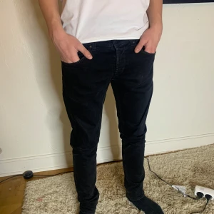 Dondup George jeans - Säljer nu dessa svart dondup George jeans i storlek 33. Modellen på bilden är 177cm och väger 64kg. Jeansen är i otroligt bra skick och vid funderingar är det bara att höra av sig.