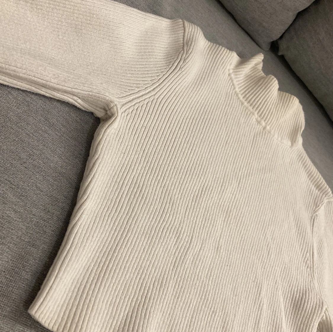 Vit ribbad polotröja från H&M Divided - 91