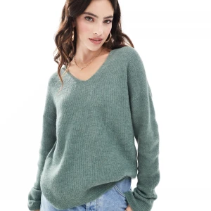 Grön och grå stickad tröja - Mysig stickad tröja i grönt och grått med v-ringning och långa ärmar från Vero moda. Perfekt för kyliga dagar. Köpte den gråa för 449kr och den gröna för 349kr. Säljer båda för 150kr styck +frakt. Kom privat för privata bilder. 