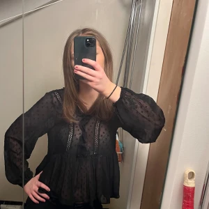 Svart blus  - Från stradivarius, strl L men kan passa xs-l beroende på hur man vill att den ska sitta, 100kr+frakt 💓