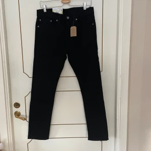 Levi’s 510 HELT NYA  - Säljer dessa helt nya Levis jeansen. Dem är svarta och med slim fit. Lapparna sitter kvar. Ny pris 1200. Skriv om du har någon fråga eller är intresserad.