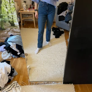 Blå jeans från PIECES - Säljer ett par klassiska blå jeans från PIECES. De har en hög midja och en straight passform.