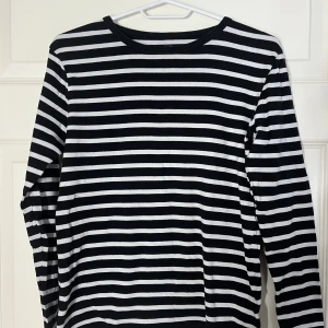 Svart och vit randig tröja från H&M - Säljer en svart och vit randig tröja från H&M.