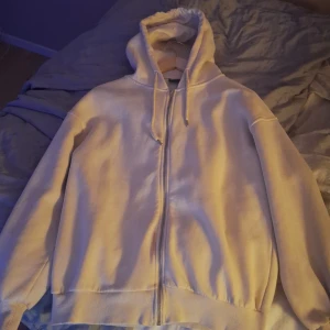 Zip hoodie - Super fin zip hoodie från Gina i S. Använd fåtal gånger, och riktigt bra skick!💞