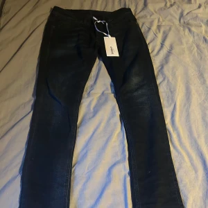 Dondup George - Säljer dessa riktigt feta Dondup George färgen är mörk blå och har inga slitningar. Skicka 10/10 aldrig andvända och säljer dessa för 1000