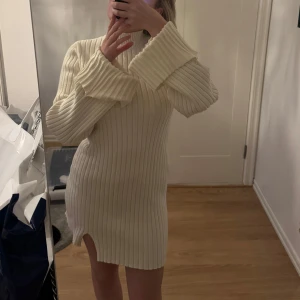 Beige ribbad klänning - Snygg beige ribbad klänning med långärmad design och en liten slits. Perfekt i vinter med ett par boots till!