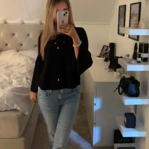 svart blus  - säljer denna svarta blus från carla giannini, står inte storlek men skulle säga S