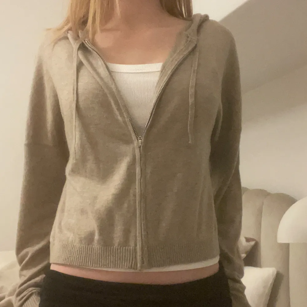 Säljer min fina stickade zip up. Liknar en soft goat zip up. Den är mörk beige och väldigt skön❤️❤️❤️strl M men passar s/xs. Neuletakit & Villapaidat.