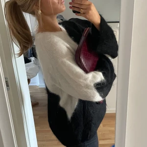 Fluffig tröja svart/vit från otherstories - Säljer en supermjuk och fluffig tröja från other stories. Är i nyskick och skulle säga att den är liten i storleken men lång i armarna💕