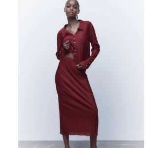 Vinröd set från zara  - Elegant vinröd set från zara med knappar framtill och långärmad design. Oanvänd med prislappar kvar. 