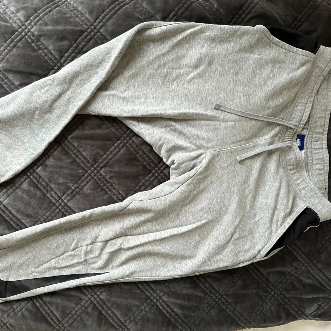 Grå mjukisbyxor från Nike