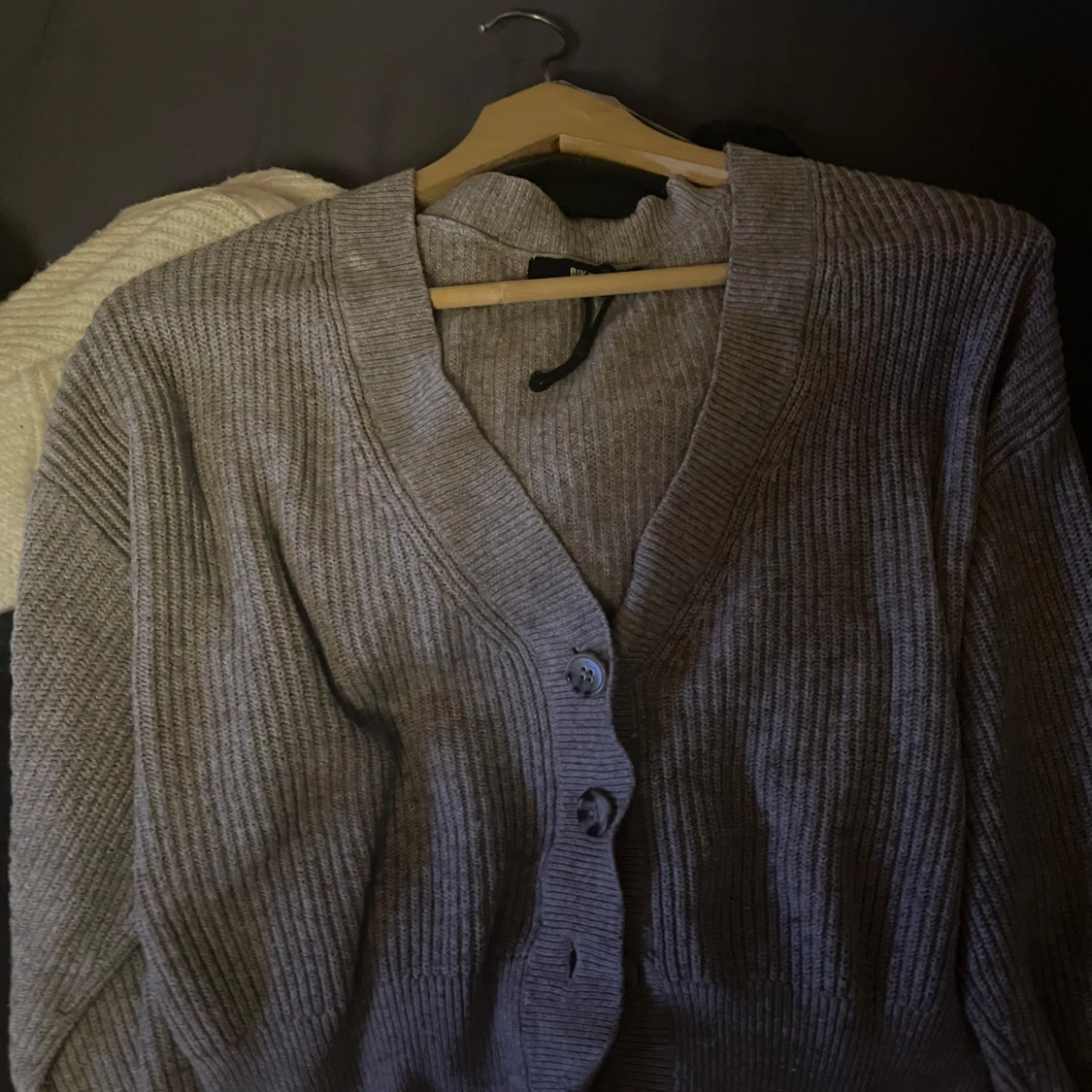 Grå ribbad kofta från BIKBOK