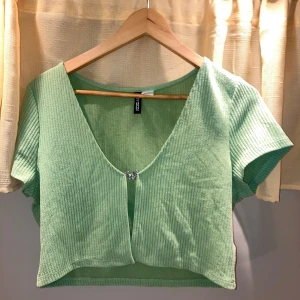 Cropped topp 🦋 - En supergullig tröja för layering, inköpt på H&M 2022, använd 2-3 gånger. Fint skick med jättefin fjärilsdetalj, men passade inte mig riktigt som jag ville. Det är verkligen en L, men skulle nog se fin ut på M också. 🫶