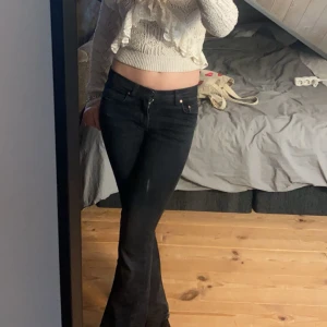 Svarta jeans - Svarta jeans från Gina sitter bra!