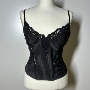 Korsett topp - Superfin korsettop, kupan är i B och toppen passar s-m. Köp sker via köp nu, jag postar inom 24h. Kvar tills markerad såld 