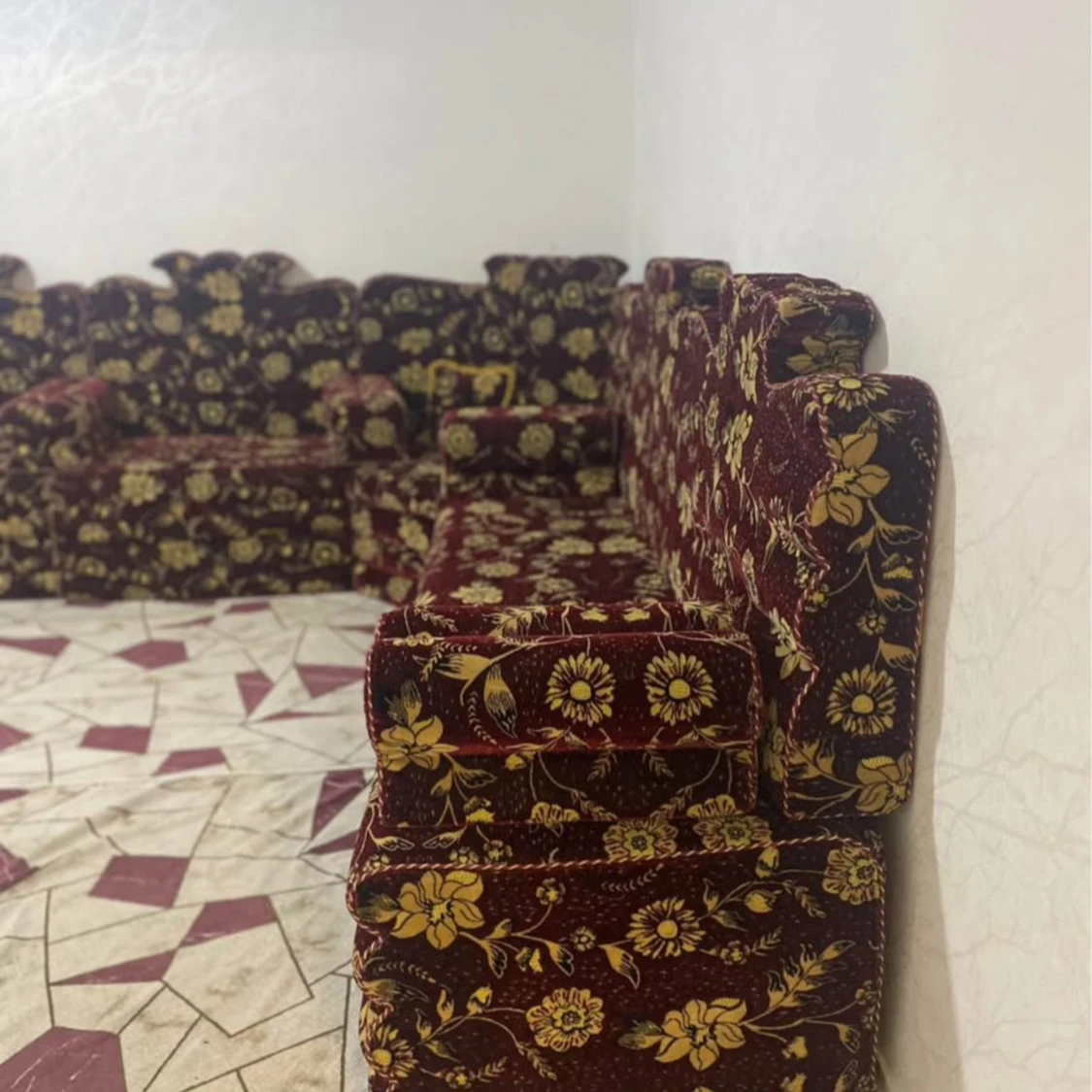 Stor hörnsoffa med blommönster, bord gardiner och matta för 6000kr - 91