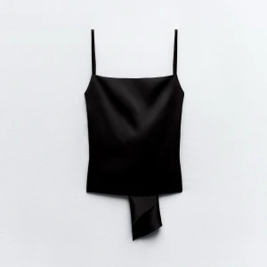 Topp med knytning i ryggen - Helt oanvänd topp från Zara med lappen kvar. Den är öppen i ryggen med endast en knytning som du knyter själv💕