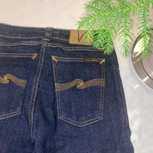 Nudie Jeans - Snygga mörkblå jeans från Nudie Jeans.det är nästan helt nya och oanvända.är unisex men mer riktat åt killar. ny pris är cirka 1400kr.skriv privat till mig om ni vill ha mer bilder eller några frågor om varandra.tar självklart och så emot det mesta prisförslagen💯