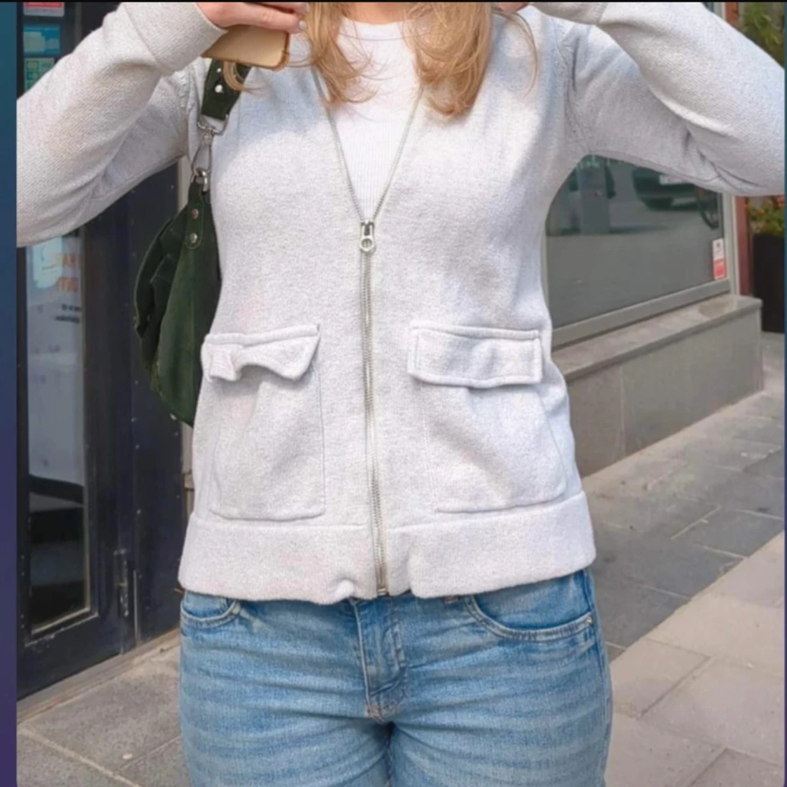 Grå kofta med dragkedja