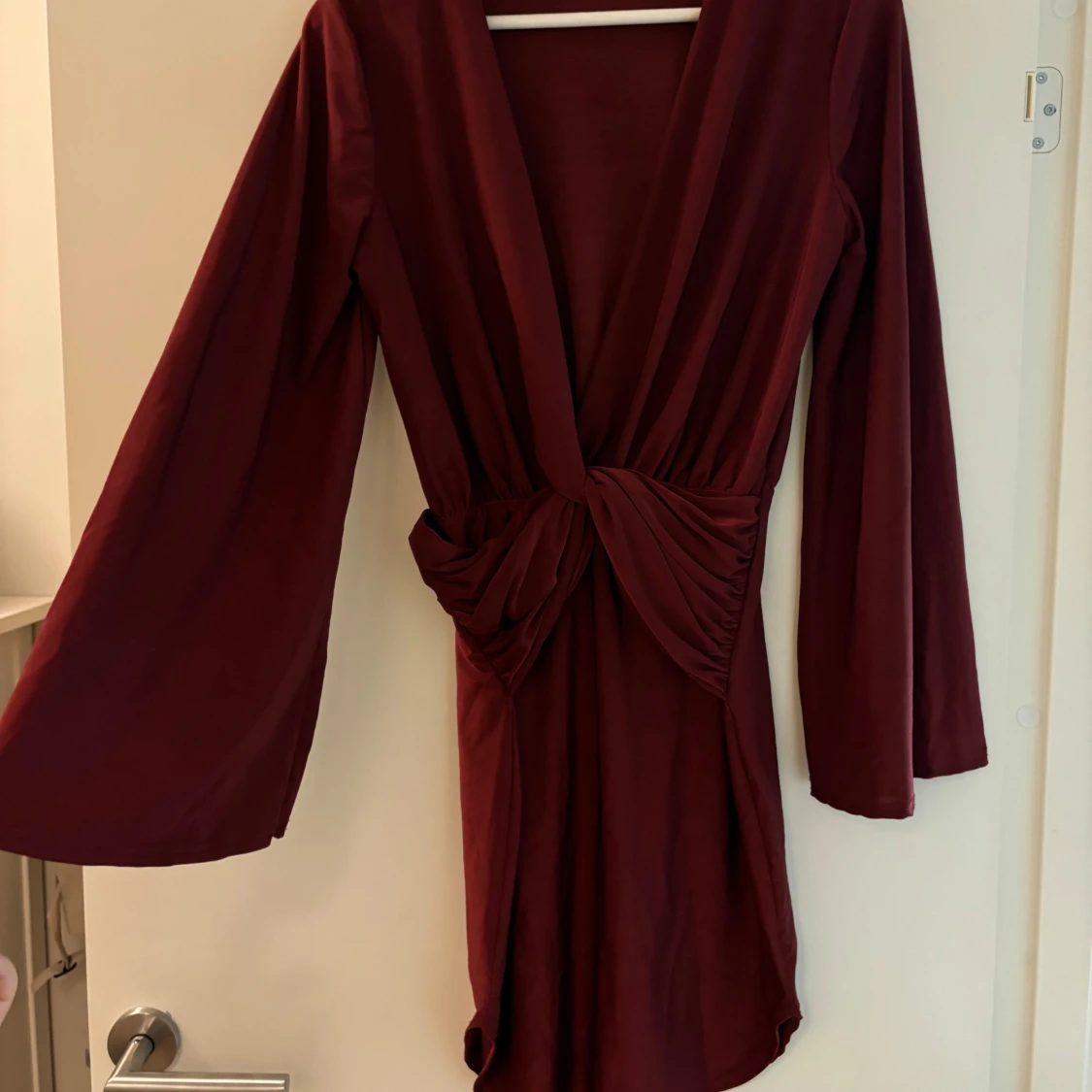 Vinröd klänning med v-ringning - 3