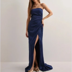 Mörkblå balklänning - Säljer min fina balklänning som endast är använd på balen och därav i toppen skick. Inga defekter alls 💕Passar någon som är 165 och längre!!