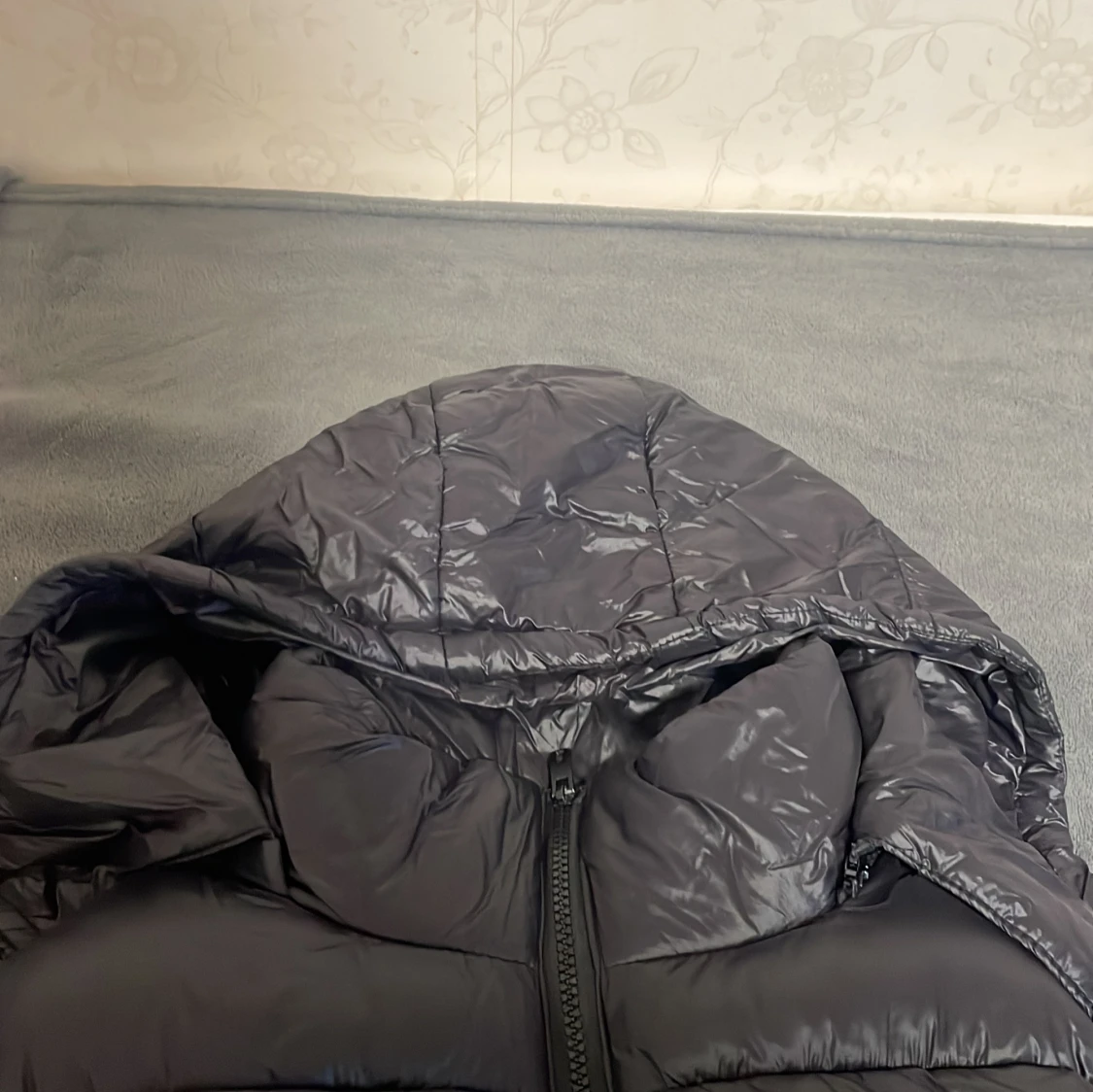 Svart dunväst med huva från Black good  - 1