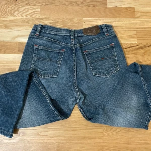 Blå jeans från Tommy Hilfiger - Snygga blå jeans från Tommy Hilfiger!! 💙❤️