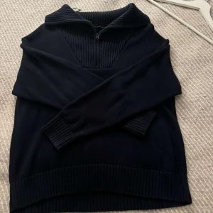Zara stickad  - Snygg stickad lite oversized. Knappt använd. Storlek S men passar större eller mindre beroende på hur man vill att den ska sitta