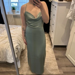 Vila Maxiklänning viRavenna Strap Ankle Dress - Stl 38 men liten i storleken så passar S. I färgen Green milieu. Endast provad. Prislapp kvar.