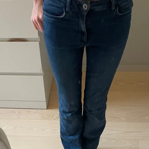 Blå jeans i storlek XS - Snyggaste blå bootcut jeans från Calzedonia. Dom har normal midja men man kan dra ner dom lite så blir dom low waist. 💕 Perfekta för en avslappnad stil🥰.  Jeansen har en skön passform och är väldigt mjuka och sköna. Dom är stretchiga💞 Lite slitna där nere vid fötterna men annars mycket bra skick. Nypris 550 kr
