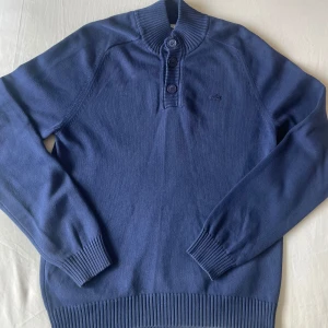 Lacoste tröja - Storlek M för män, passar även S💙 nyskick och inga defekter alls
