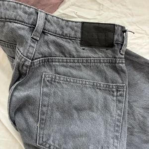 Grå jeans - Säljer mina gråa jeans från weekday. Använt 1-2 ggr. Super snygga straight högmidjade. skriv om ni har nån fråga.