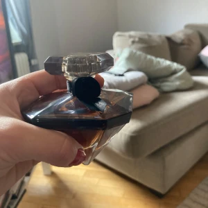 La nuit tresor (OBS:Har varit stående i några år) - Elegant EDP (50 ml från början) i en diamantformad flaska med en klar kristalliknande kork.. Garanterar inte att doften inte ändrats då den blivit stående i några år.Därav lågt pris.Kan tänka mig att gå ner något i pris💕