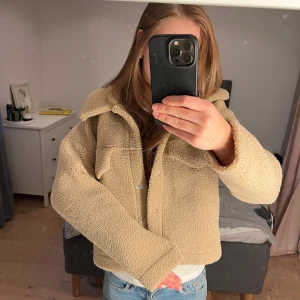 Beige teddyjacka - Säljer en beige teddyjacka från Gina Tricot, köparen står för frakten och pris kan diskuteras 