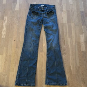 Nelly jeans - Snygga blå low waist bootcut jeans från nelly, ny pris: 700kr. Jag är 167 och jeansen når precis ner till marken. Inga defekter! 💛