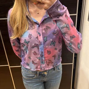 Flerfärgad skjorta/blus - Färgglad skjorta/blus som bara blivit testad (inte använd) 