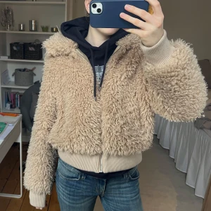 Teddyjacka  - Snygg teddyjacka i bomberjacka modell! Stl M men sitter mer som S/XS. Köp! ❤️❤️