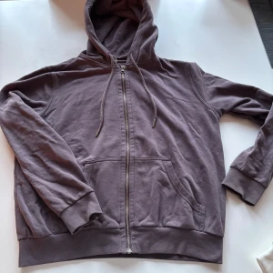 Lila zip hoodie - Mysig lila hoodie med dragkedja och luva💜 Från HM och säljer för att jag inte vill ha den längre. Använd, men har inte några synliga defekter🥰