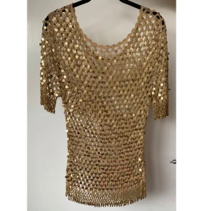 Snygg  paljettopp fest - Snygg vintage paljettopp med glaspärlor. Så fin till  sommarens fester med ett par jeans. 🔥🔥Toppen är i fint skick.