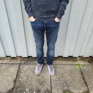 Nudie jeans  - Säljer ett par riktigt snygga Nudie jeans i modell Tape Ted. Tvätten heter blue/black. Jeansen är i nyskick och har inga tecken på användning. Det är storlek W28/L32. Vid minsta fråga eller fundering är det bara att höra av sig🙌😁