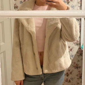 Ljusbiege pälsjacka - Jättefin och använd typ två gånger så den är i nyskick!