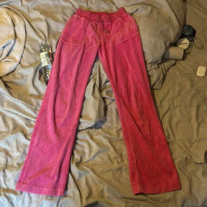 Juicy couture byxor - Snygga juicy byxor i rosa färg, skick 8/10