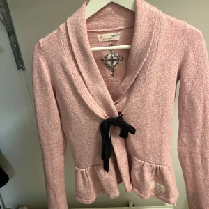 Rosa kofta från Odd Molly - Säljer en söt rosa kofta från Odd Molly med ett svart knytband framtill. 